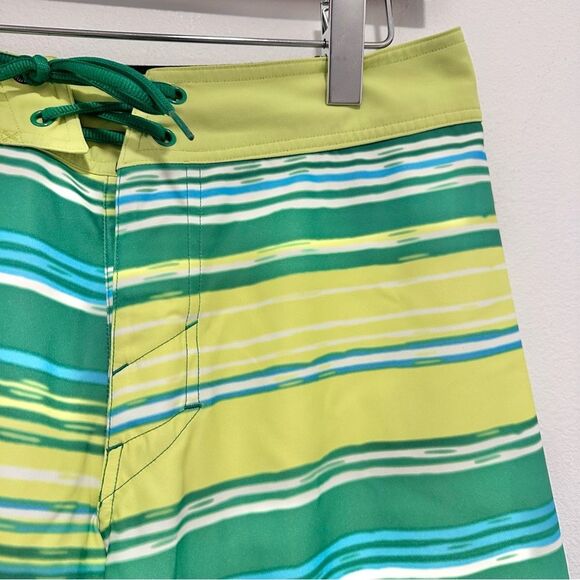 Under Armour Surf Board Shorts Loose Fit 11" Zip Pocket Green Yellow Size 32 - Picture 2 of 9